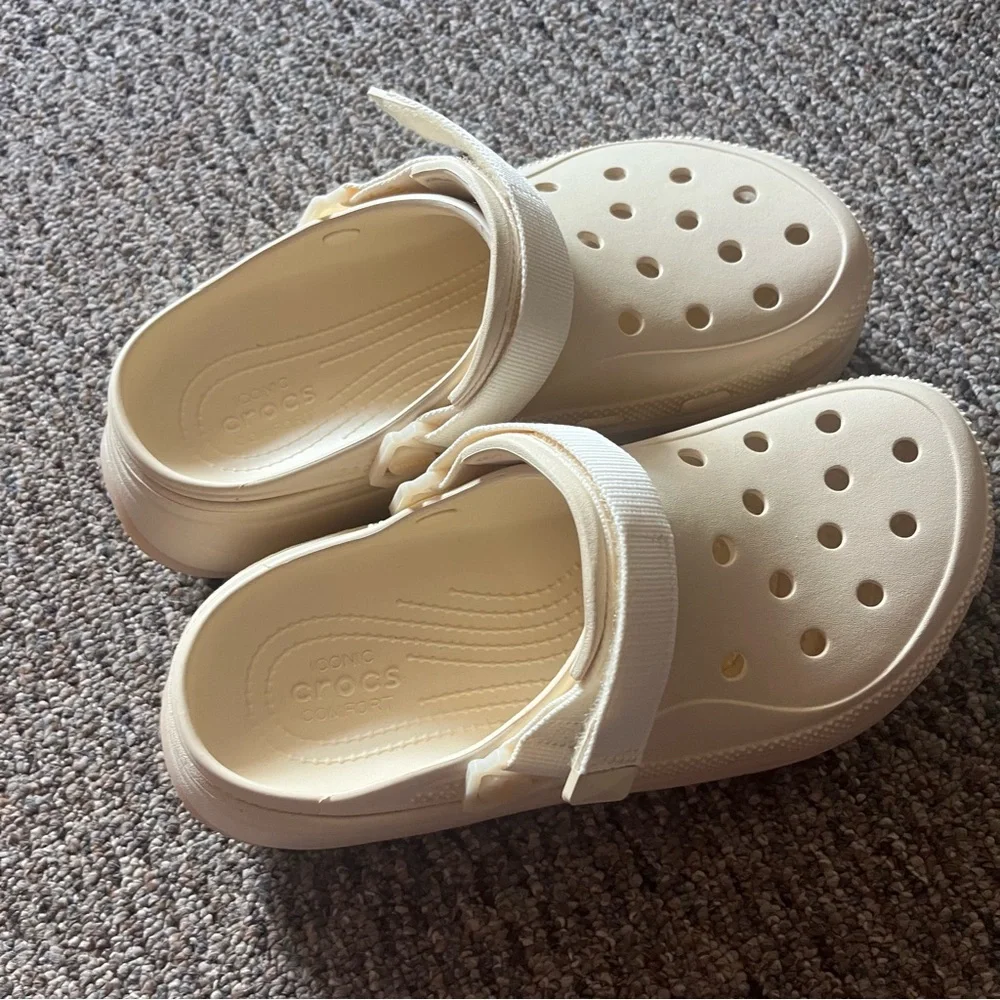 🆕Womens Size 9 Crocs Classic Hiker Escape Clogs - Cream - Picture 12 of 12